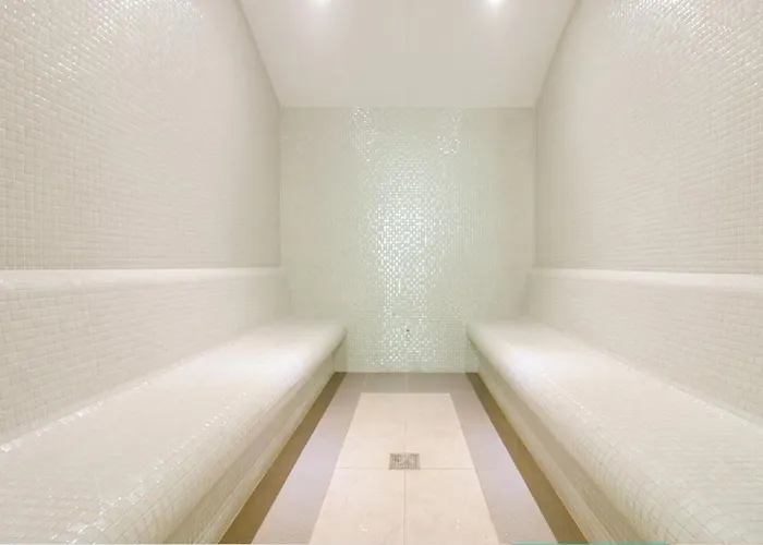 The Luxe Premier 아파트